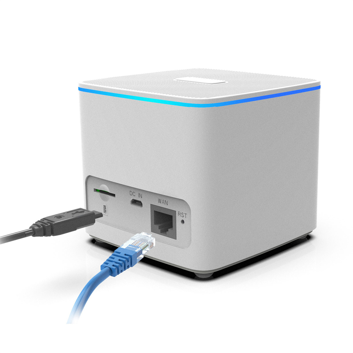 Weißer Router mit Kabeln, die hinten und vorne eingesteckt sind. Weißer Hintergrund.