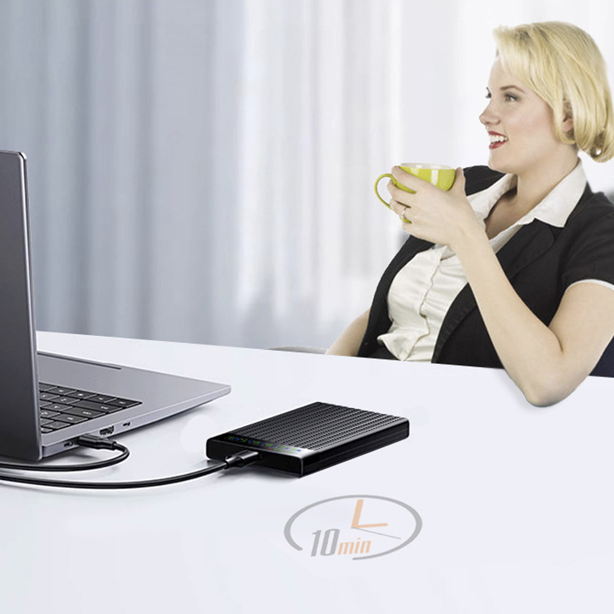 Frau am Schreibtisch mit Laptop und Kaffee, schwarze Festplatte lädt, 10 Minuten Timer.