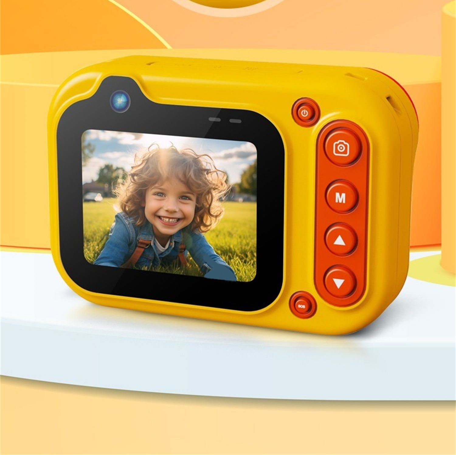 Gelbe Kinderkamera mit lächelndem Kind auf dem Bildschirm.