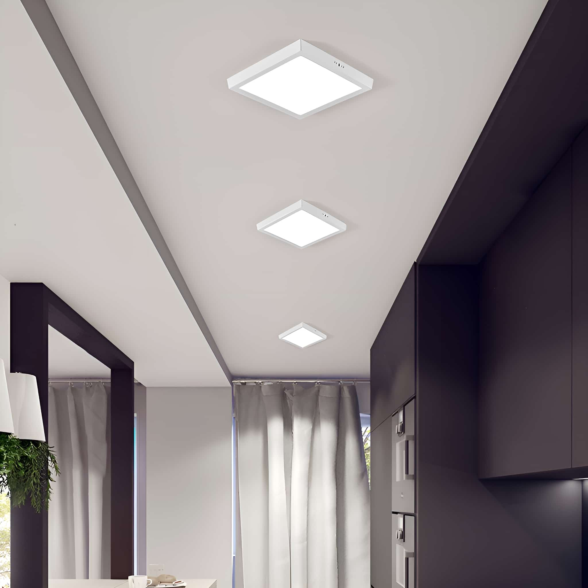 Drei quadratische LED-Deckenleuchten installiert, weiß und bündig mit der Decke.