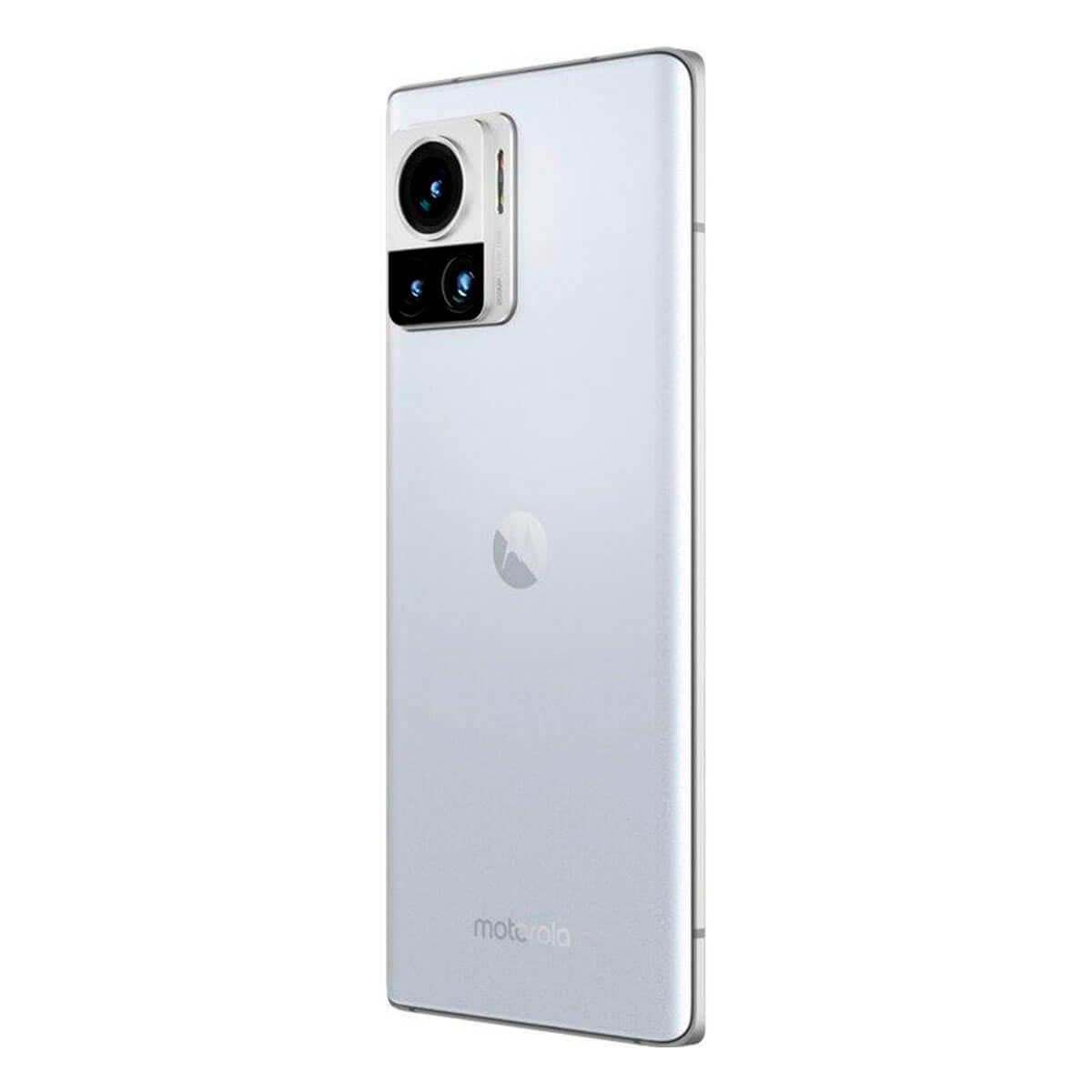 Zilveren smartphone met cameramodule. Het heeft drie lenzen en het Motorola-logo achterop.
