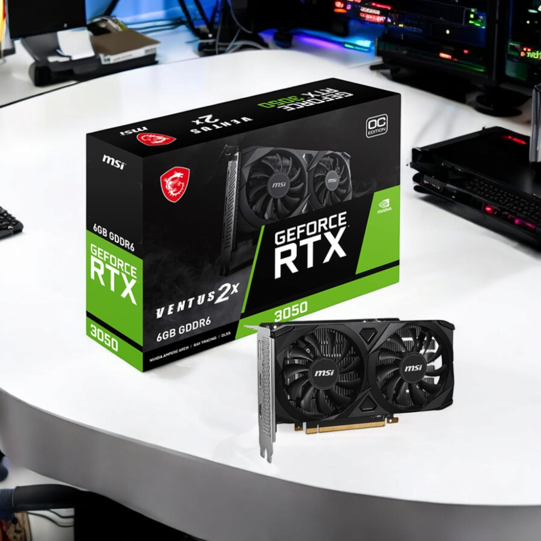 Tarjeta gráfica GeForce RTX 3050, en caja, y expuesta junto a la caja sobre una superficie blanca.
