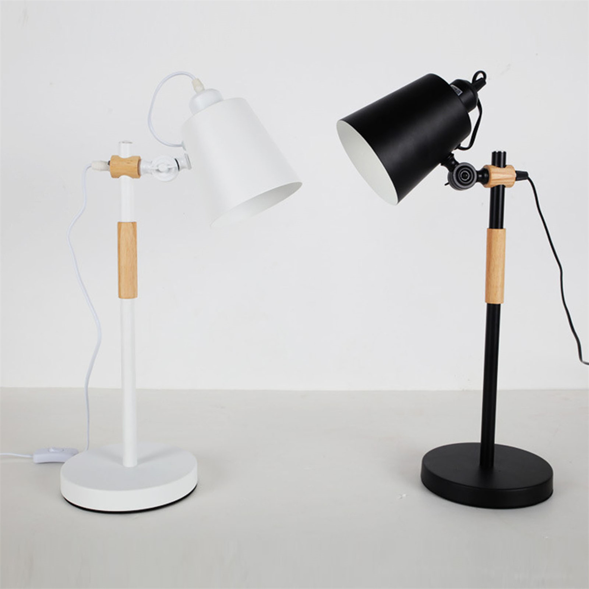 Zwei Schreibtischlampen, eine weiße und eine schwarze, beide mit Holzakzenten und weißem Hintergrund.