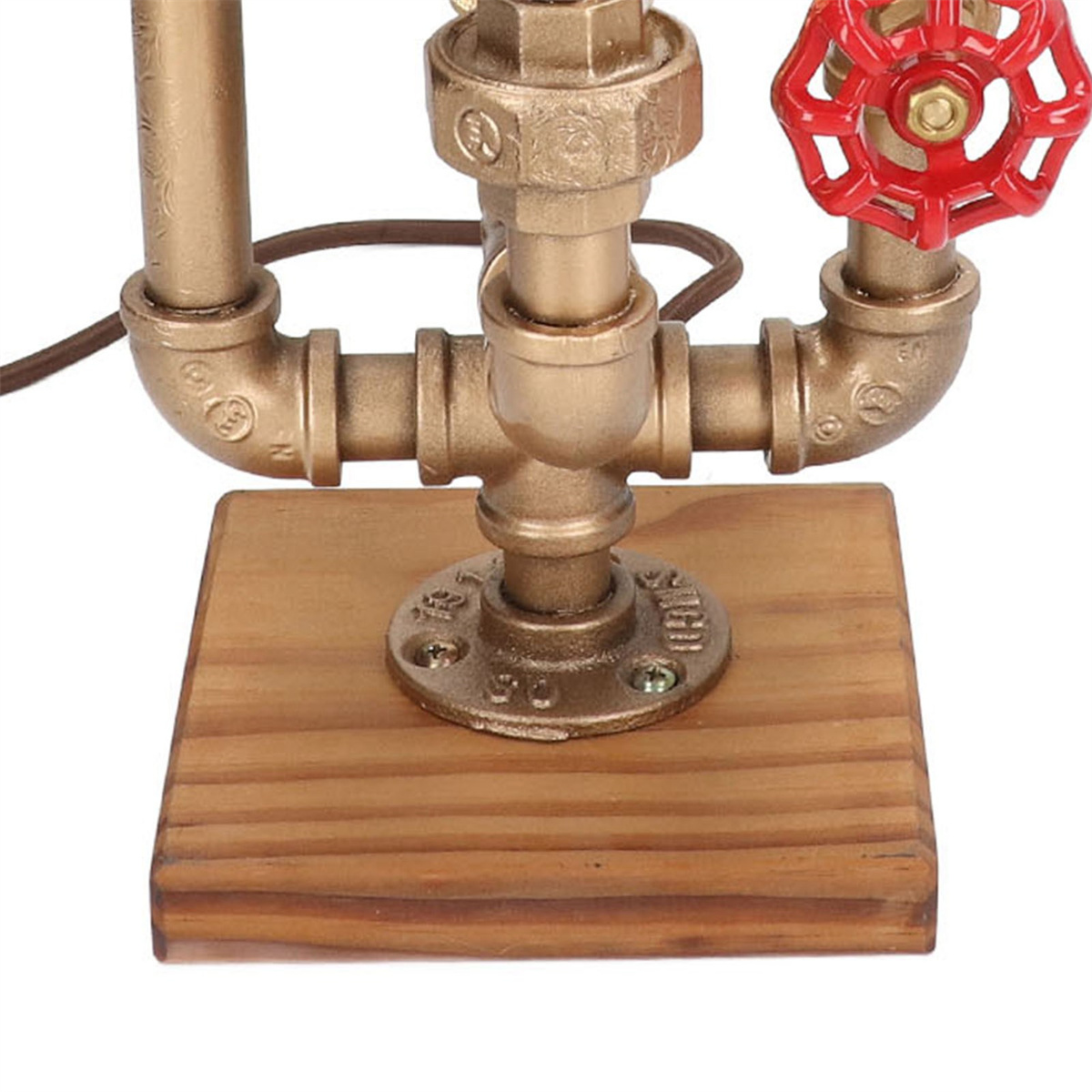Lampe im Industriestil aus Rohren und rotem Ventil. Holzsockel. Weißer Hintergrund.