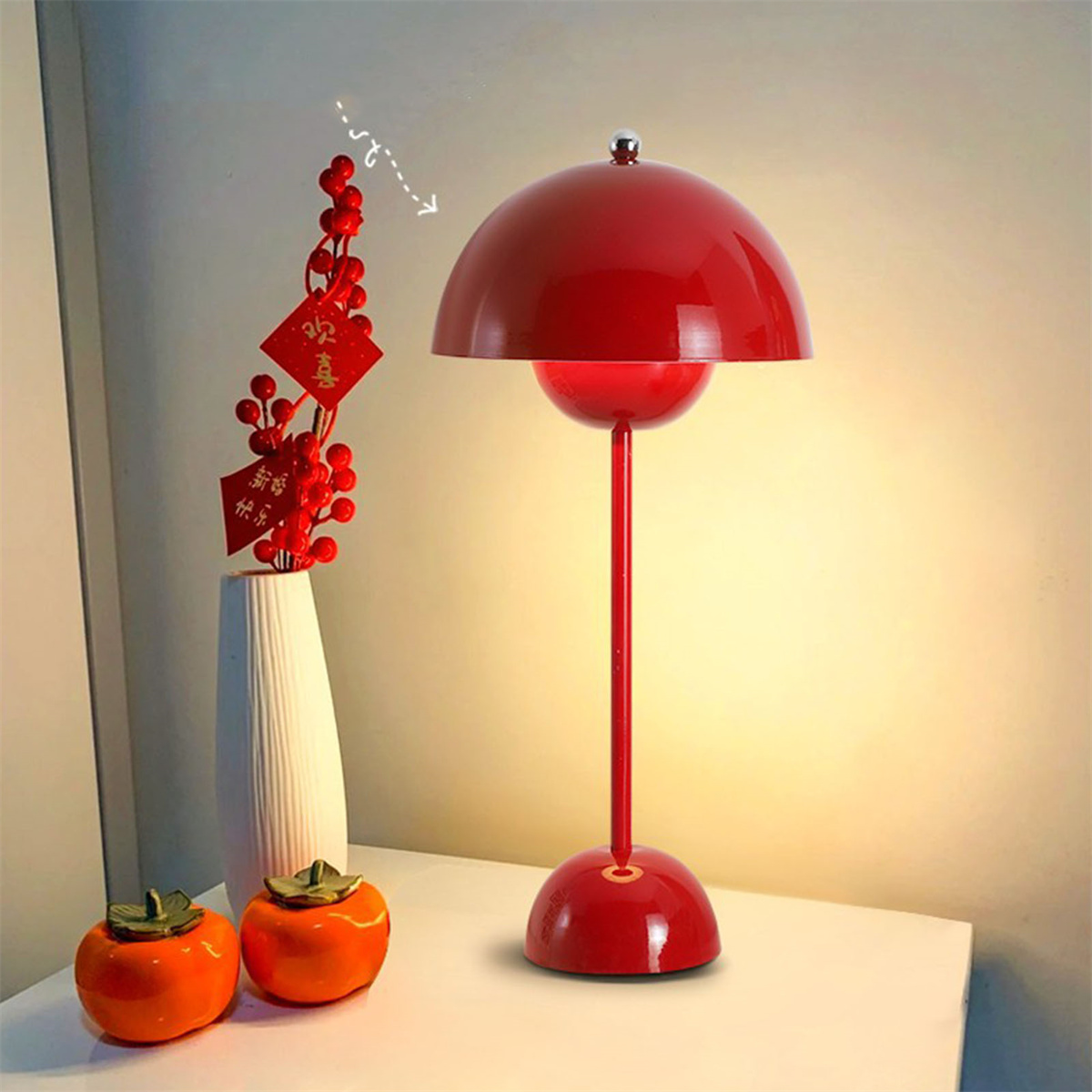 Rote Retro-Lampe mit rotem Sockel, roter Kuppel und weißem Hintergrund.