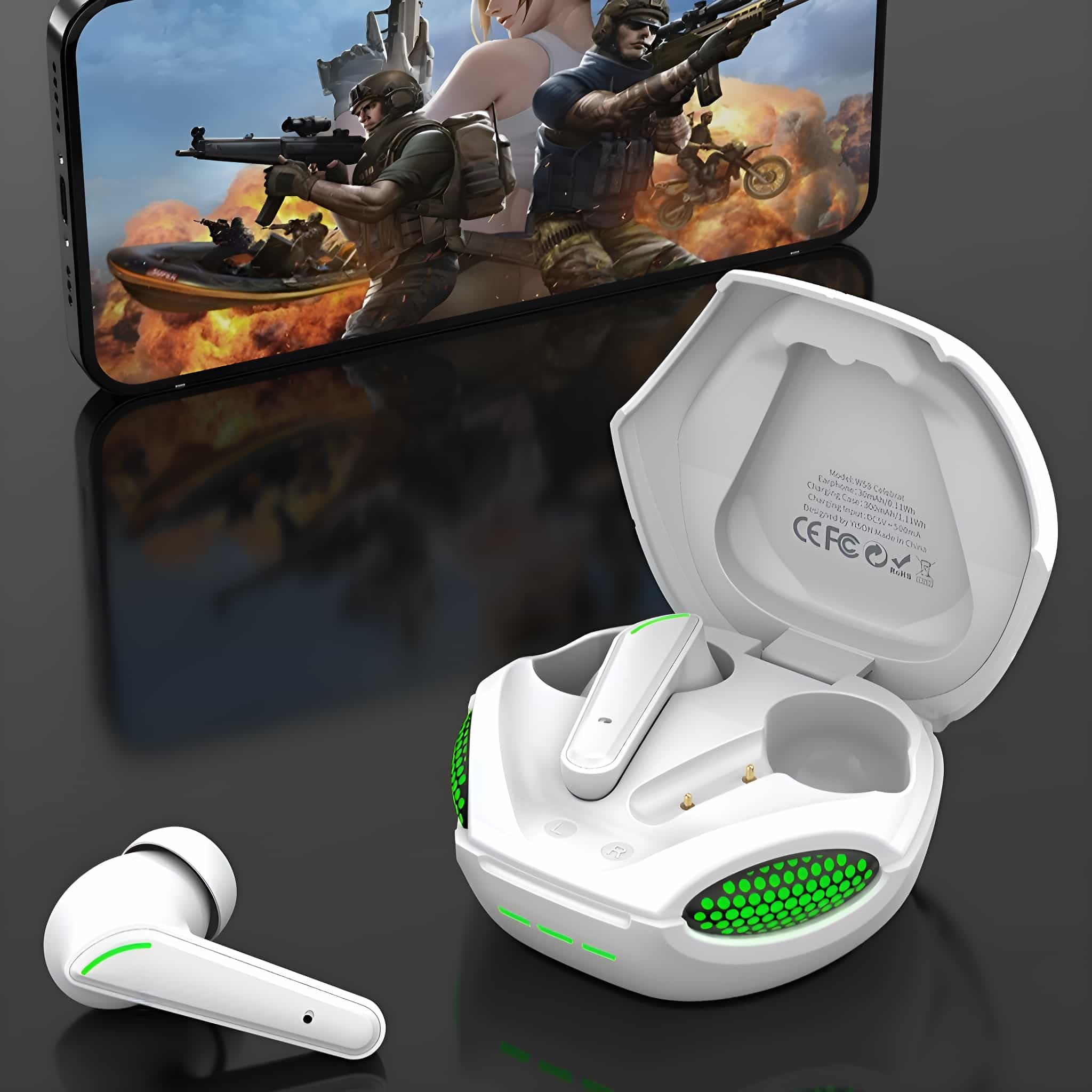 Weiße Ohrhörer mit grünen Akzenten und ein weißes Ladecase. Ein Telefon zeigt ein Spiel im Hintergrund.