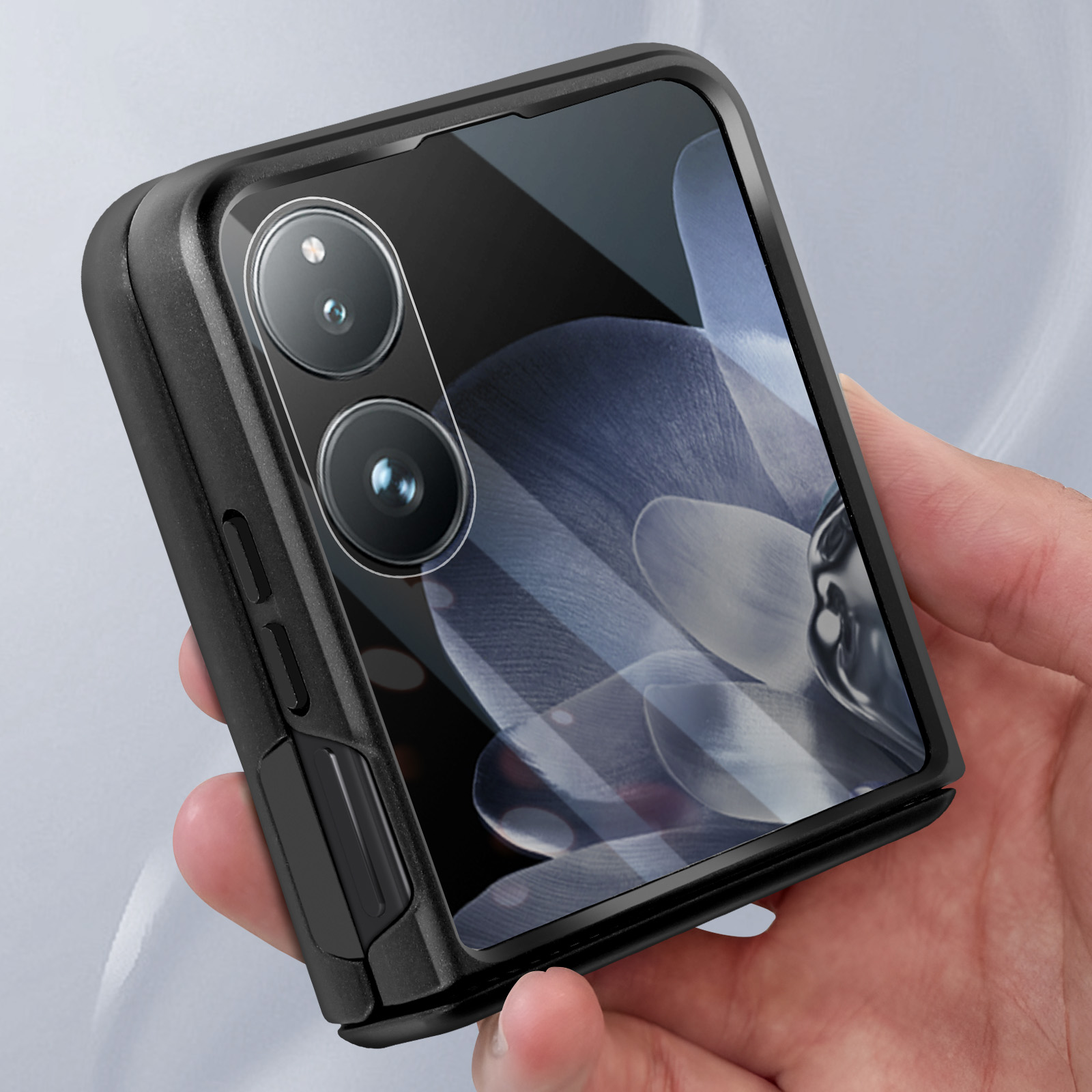Una mano che tiene una custodia nera per telefono con un telefono all'interno, con una fotocamera a doppia lente.