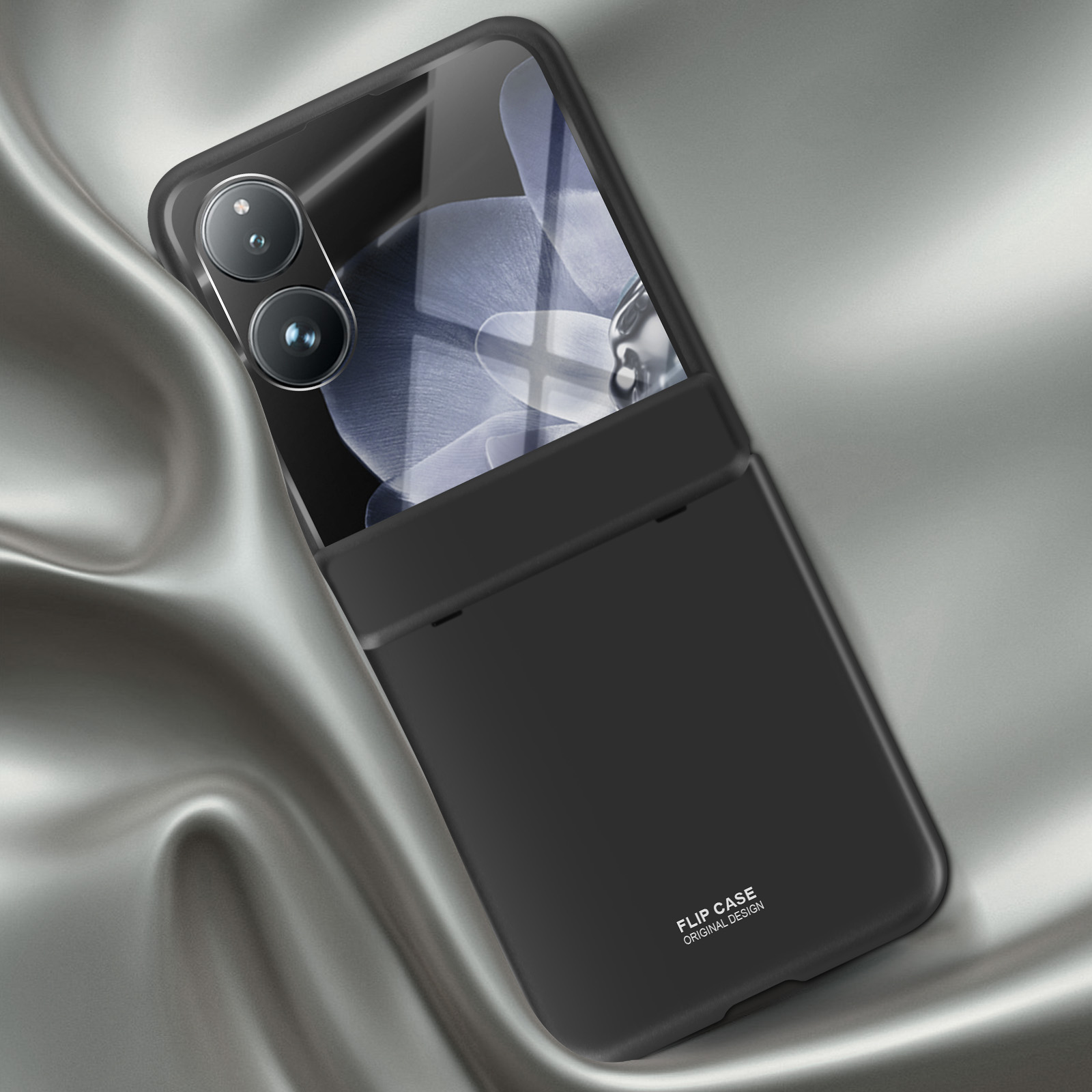 Una custodia a libro nera su una superficie satinata. La custodia è aperta, la fotocamera è visibile.
