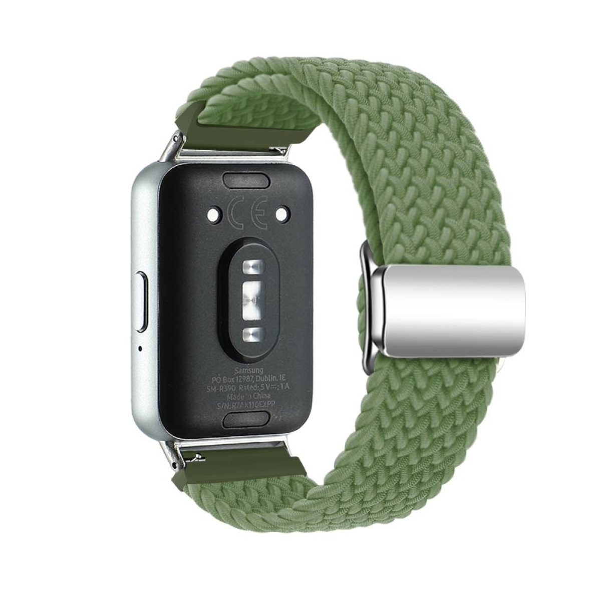 Ein grünes geflochtenes Uhrenarmband mit einer Uhr. Weißer Hintergrund.