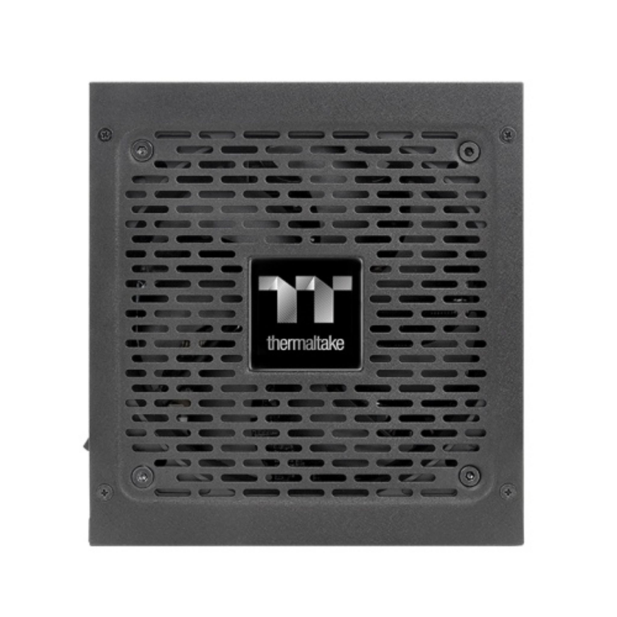 Zbliżenie czarnego zasilacza komputerowego z metalową kratką.