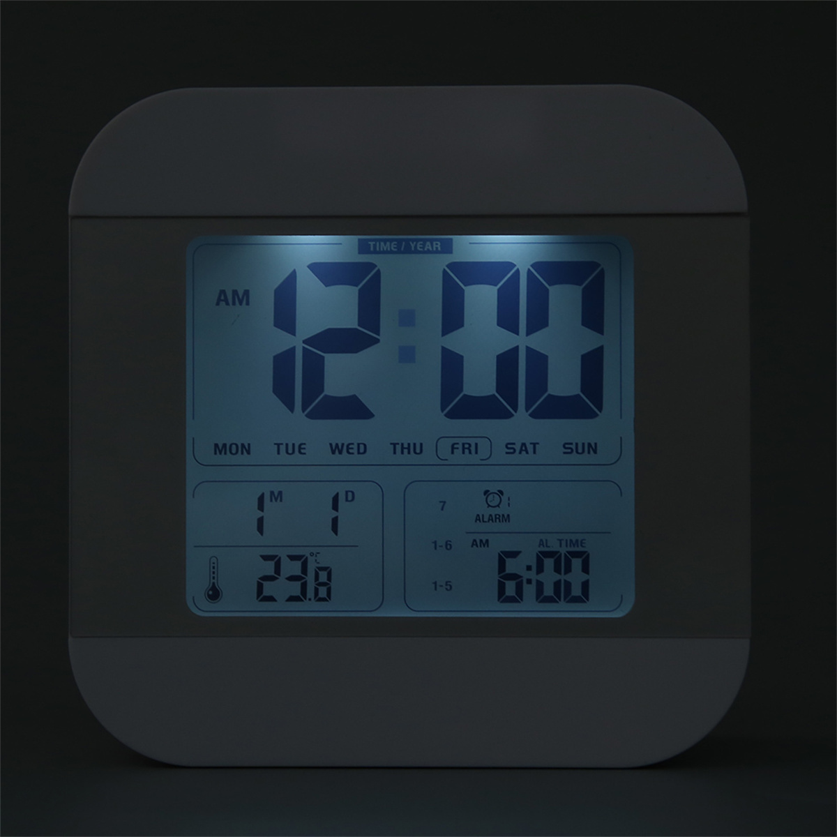 Eine Digitaluhr, die die Zeit anzeigt: 12:00, mit Tag und Datum. Der Hintergrund ist dunkel.