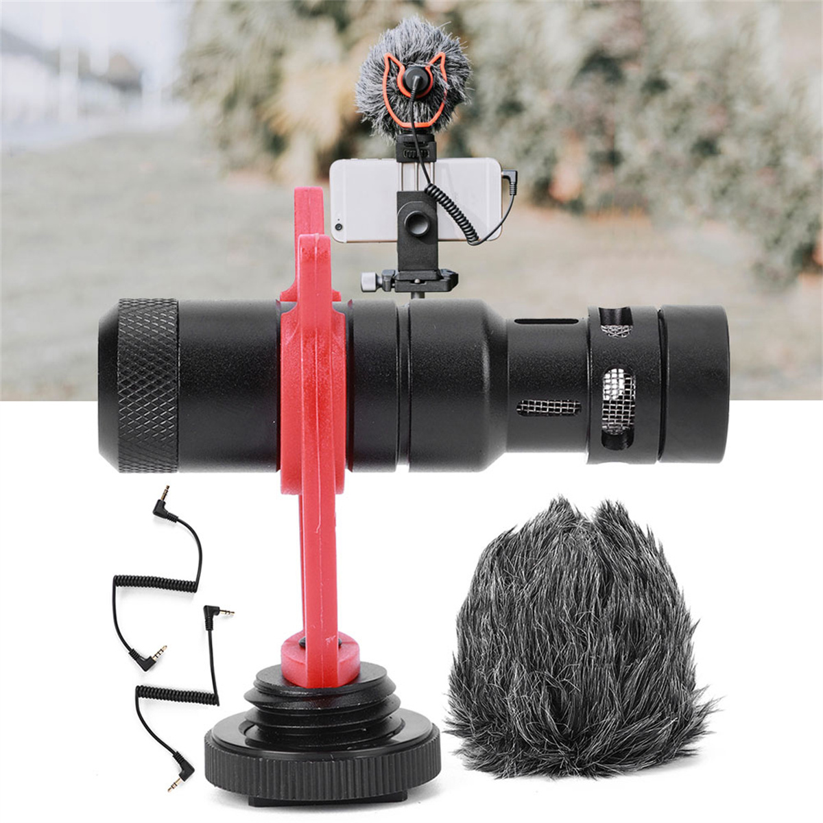 Ein Kamera-Mikrofon-Setup mit rotem Halter, schwarzem Mikrofon und pelzigem Windschutz.