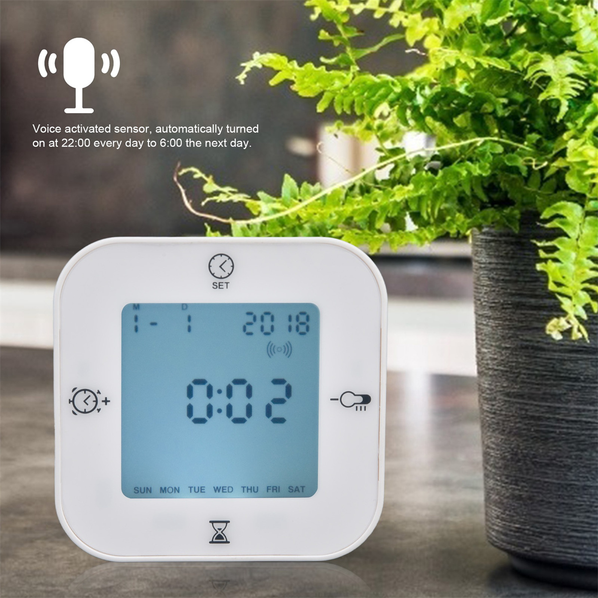 Weiße Digitaluhr mit blauem Bildschirm, zeigt Datum und Uhrzeit und weitere Informationen.