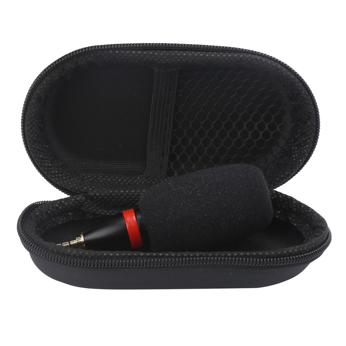 Ein schwarzes Etui enthält ein Mikrofon mit rotem Band und Schaumstoffabdeckung sowie einen Goldstecker.