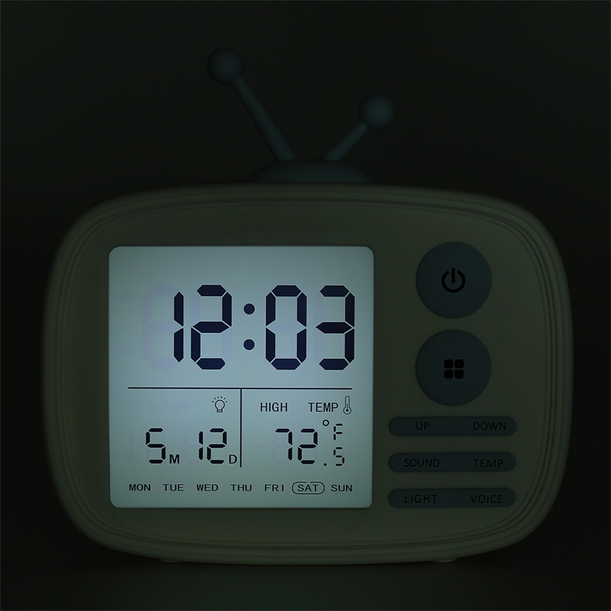 Ein digitaler Wecker im Retro-Stil mit beleuchtetem Display, auf dunklem Hintergrund.