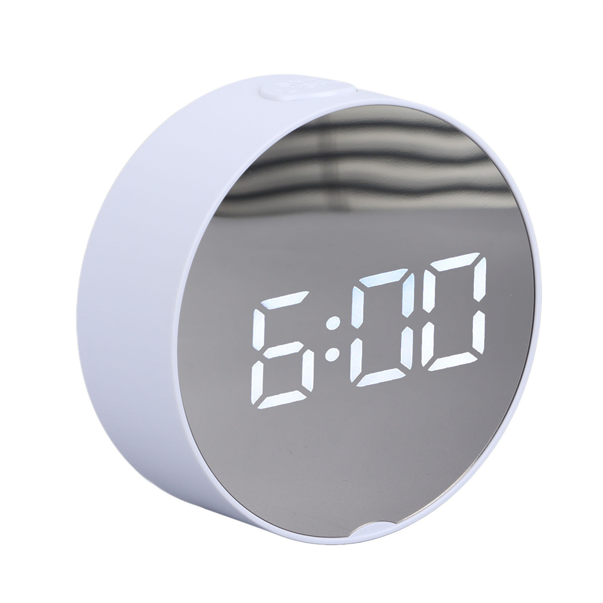 Weißer digitaler Wecker mit der Anzeige 6:00 Uhr. Die Uhr hat eine verspiegelte Oberfläche.