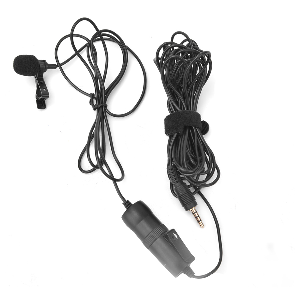 Ein schwarzes Ansteckmikrofon und ein aufgerolltes schwarzes Kabel. Ein 3,5-mm-Klinkenstecker ist sichtbar.