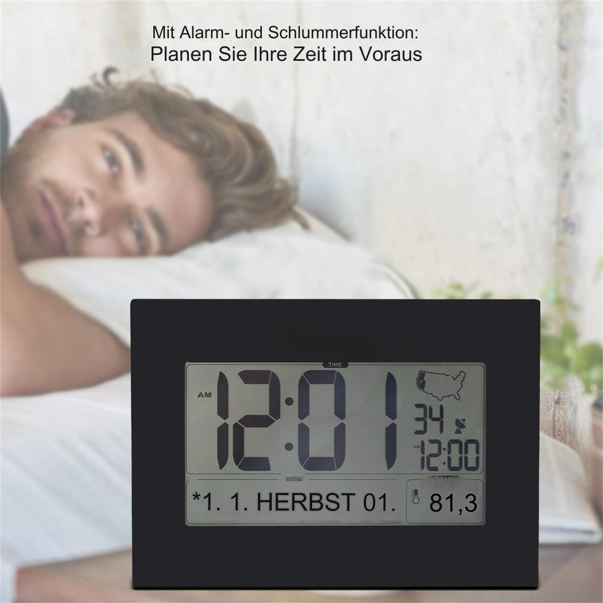 Wecker mit Uhrzeit und Datum. Mann liegt im Bett im Hintergrund.