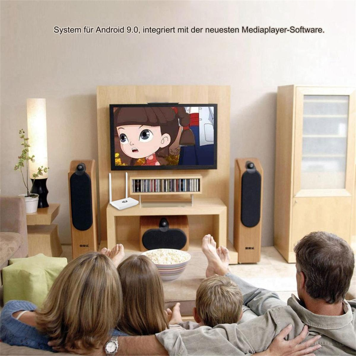 Familie schaut fern. Der Fernseher zeigt einen Zeichentrickfilm. Im Raum gibt es Lautsprecher, eine Lampe und einen Router.