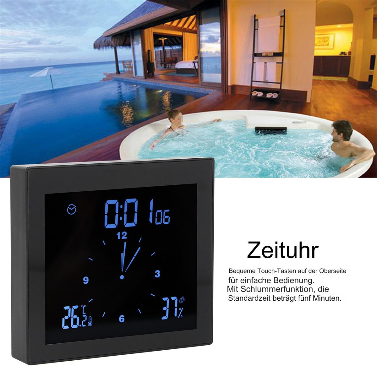 Schwarze Uhr mit Anzeige von Zeit, Datum und Temperatur. Zwei Personen befinden sich in einem Whirlpool und Pool im Hintergrund.