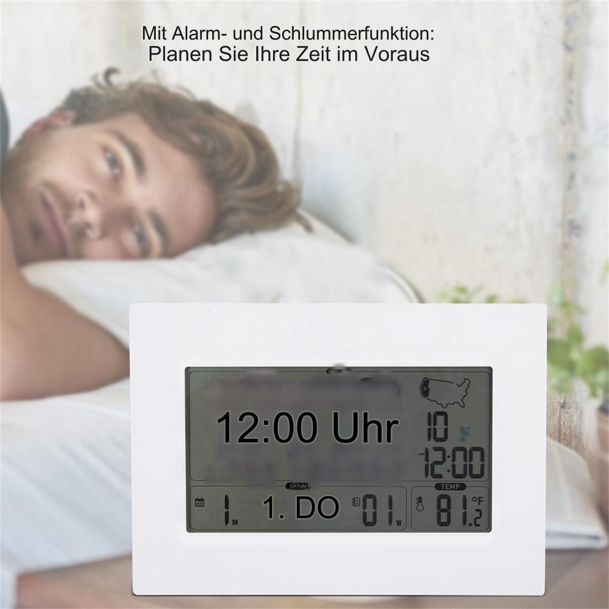Eine Person im Bett mit einer Digitaluhr, die Zeit und Datum mit einer Kartengrafik anzeigt.