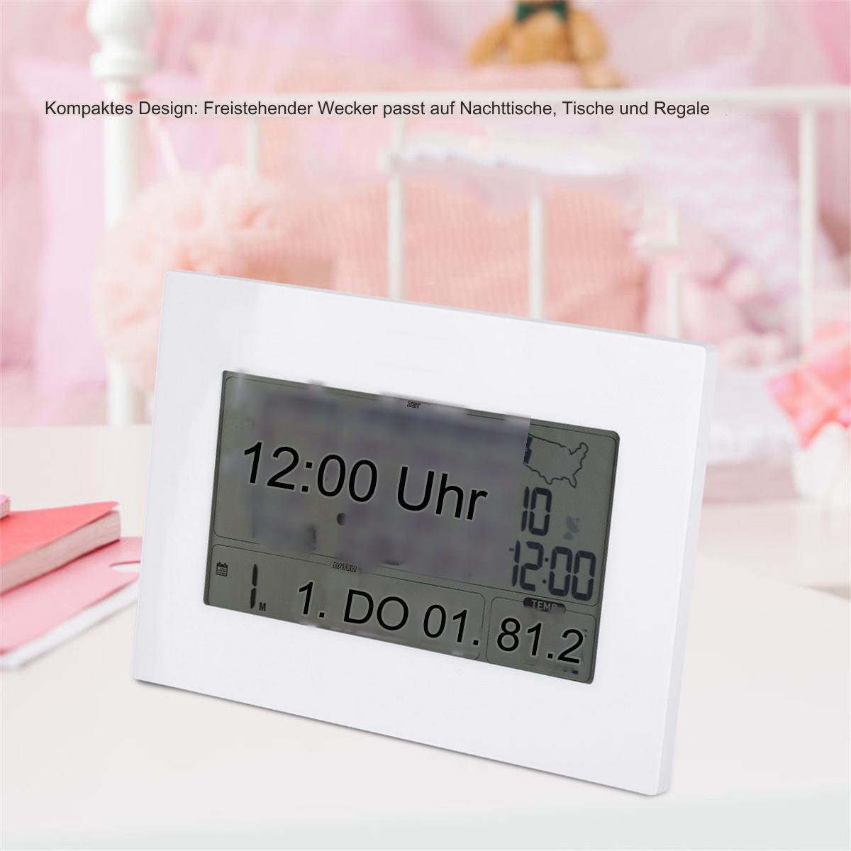 Weiße Digitaluhr mit Datum und Uhrzeit, platziert auf einer weißen Oberfläche.