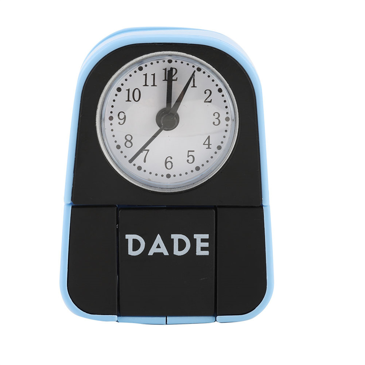 Ein kleiner, blau-schwarzer analoger Wecker mit dem Wort 'DADE' auf dem Zifferblatt.