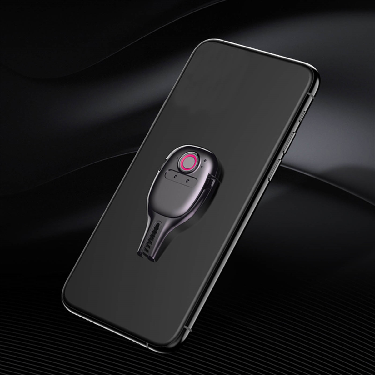 Schwarzes Smartphone mit kleiner schwarzer Kamera. Der Hintergrund ist schwarz.