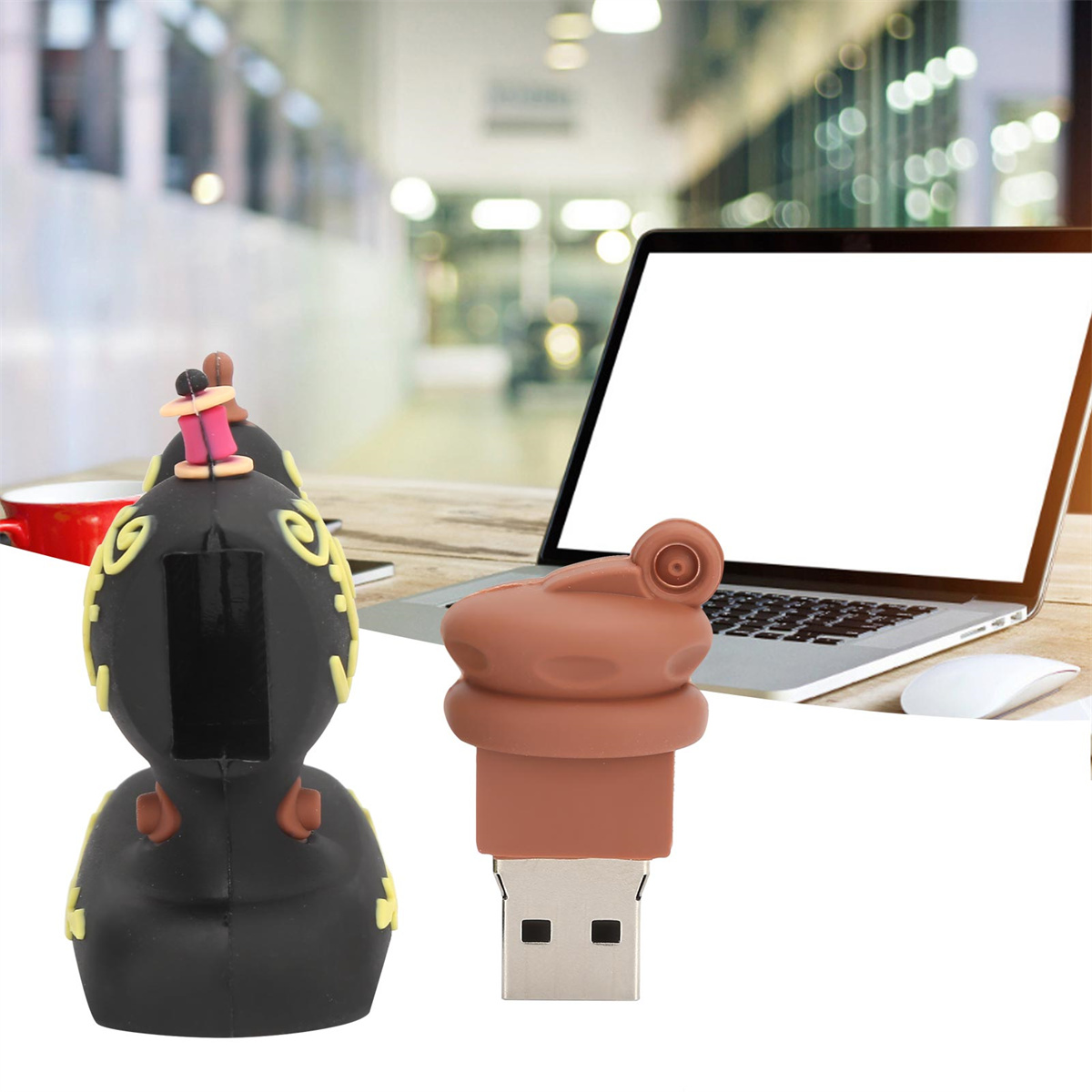 Zwei USB-Sticks in Figurenform. Einer schwarz, einer braun. Hintergrund ist ein Schreibtisch und ein Laptop.
