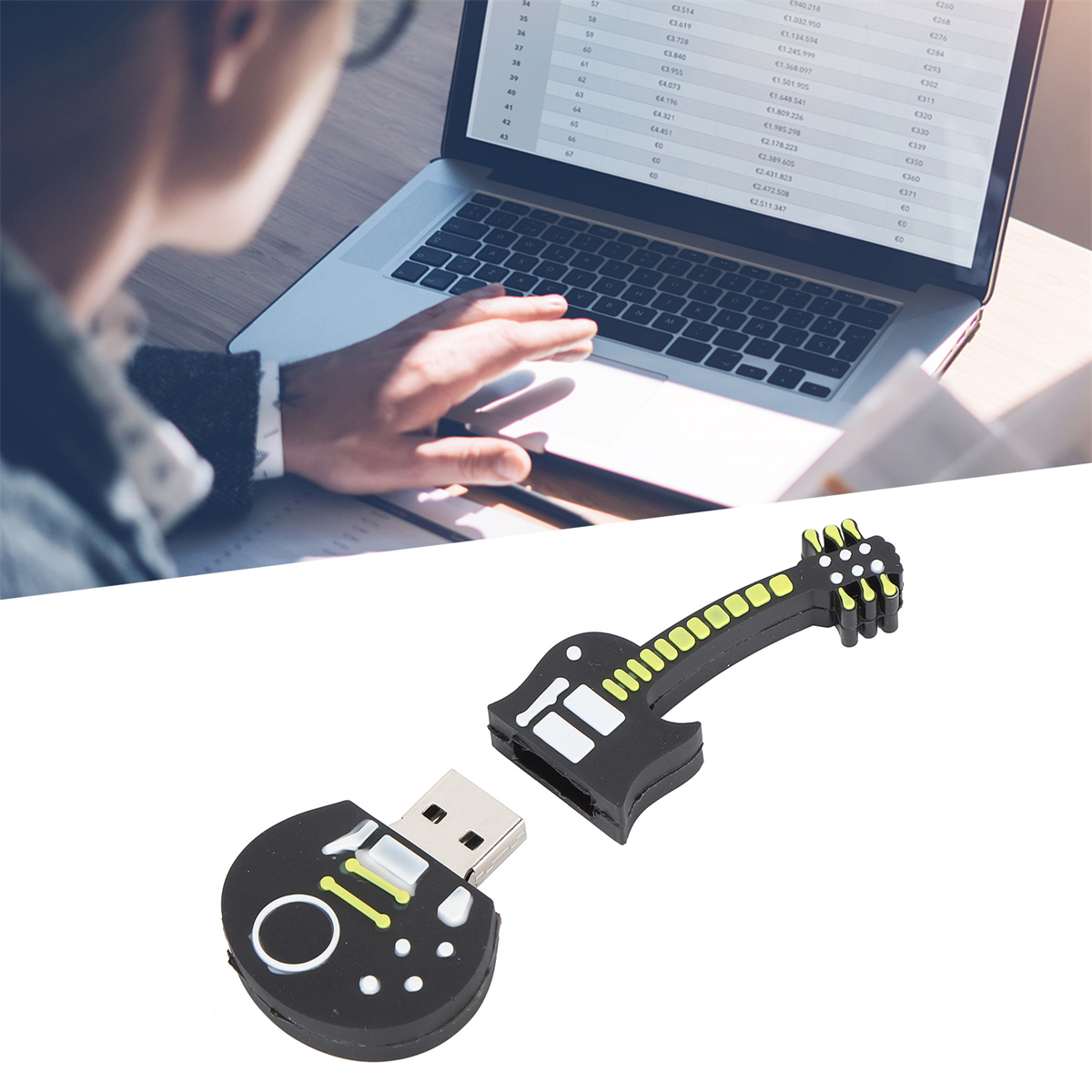 Ein gitarrenförmiger USB-Stick neben einem Laptop, mit Person und Bildschirm im Hintergrund.