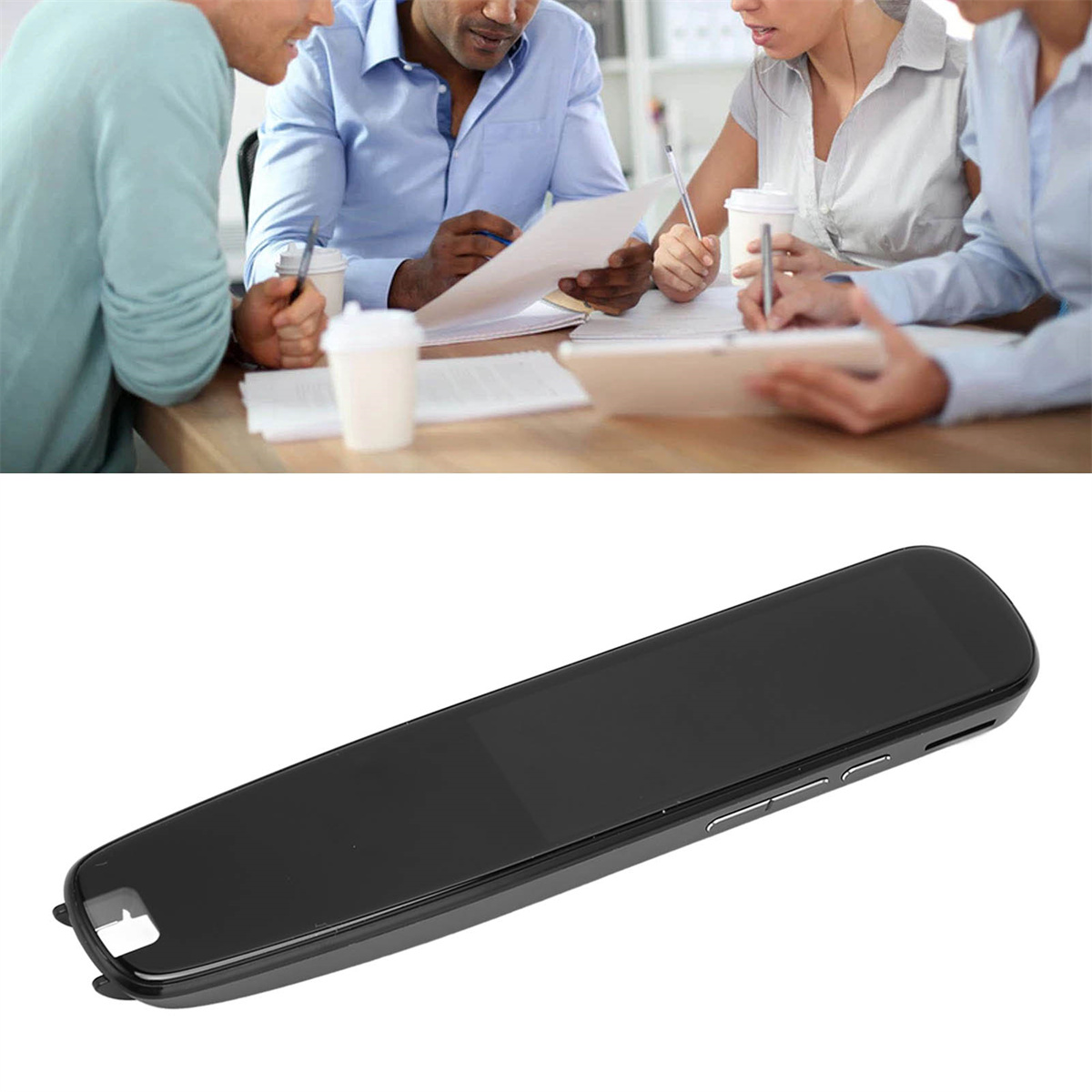 Personen an einem Tisch mit Papieren und Kaffeetassen. Ein schwarzes Aufnahmegerät liegt im Vordergrund.