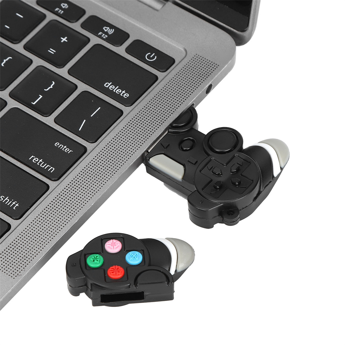 Ein schwarzer USB-Gamecontroller, der an einen Laptop angeschlossen ist, mit einem kleinen Controller.