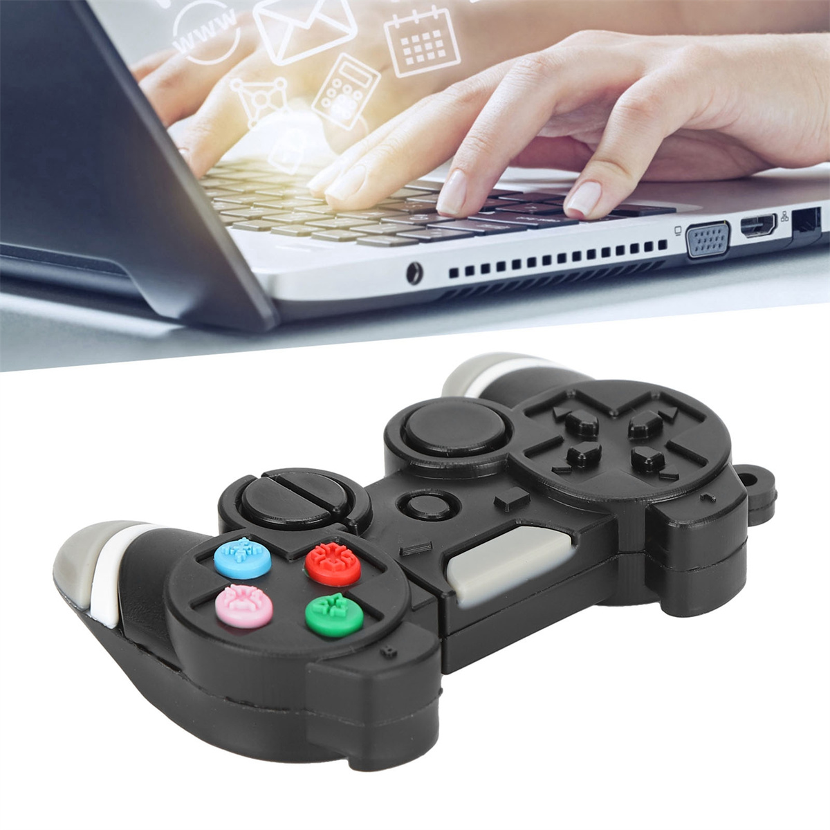Ein USB-Spielcontroller, schwarz mit farbigen Tasten. Im Hintergrund bedient eine Hand einen Laptop. Weißer Hintergrund.