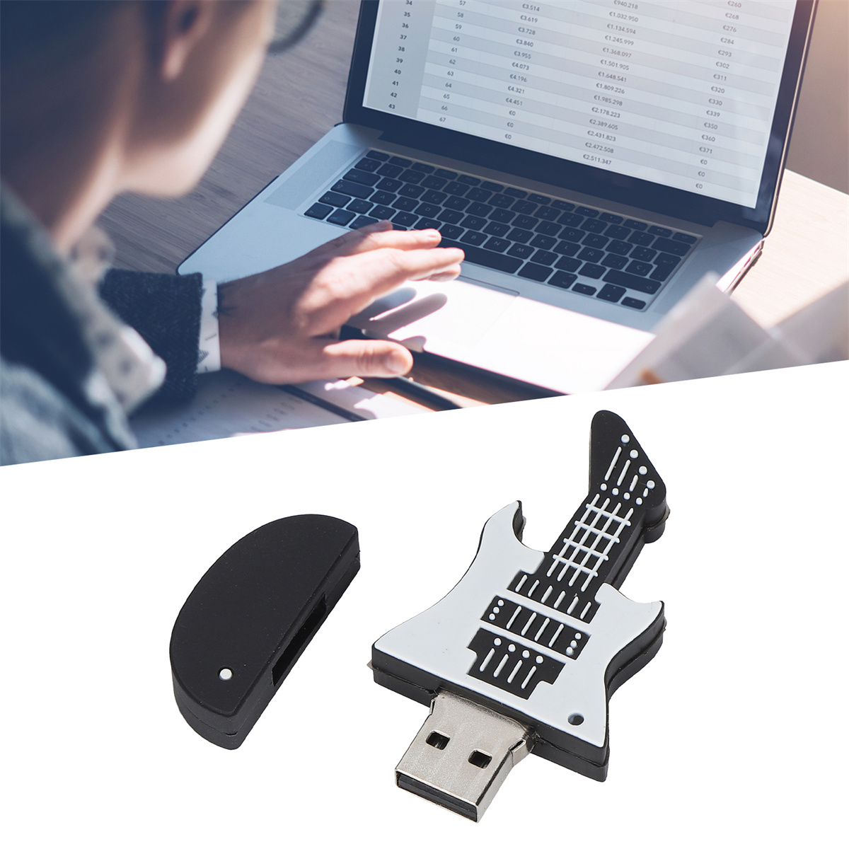 Ein Laptop mit einem gitarrenförmigen USB-Stick und seiner Kappe. Person arbeitet.