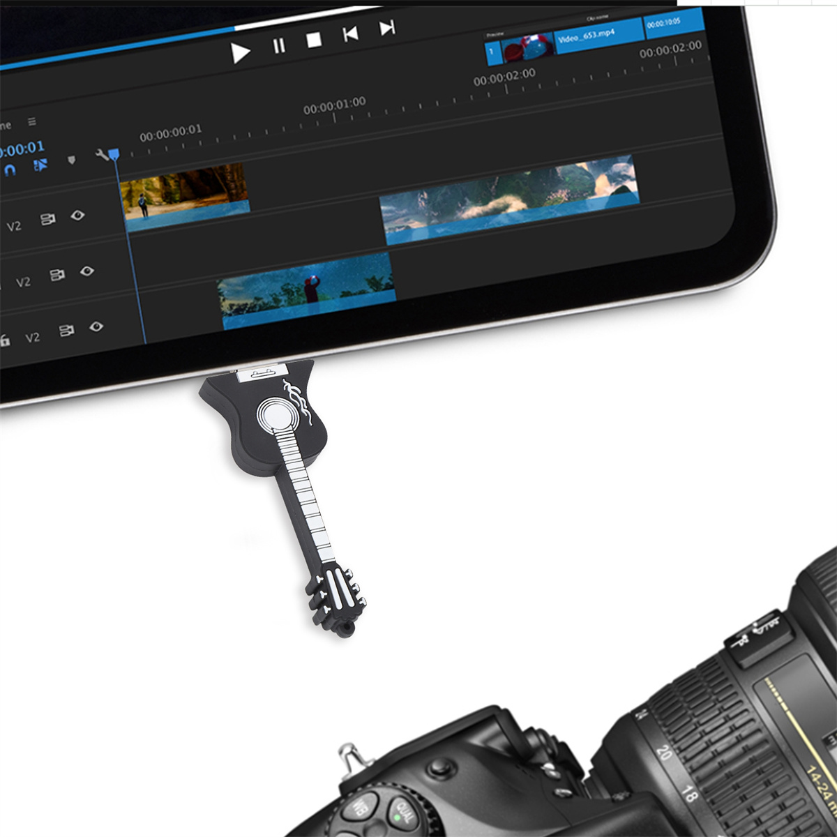 Ein Tablet zeigt eine Videoschnittstelle, mit einem gitarrenförmigen USB-Stick.