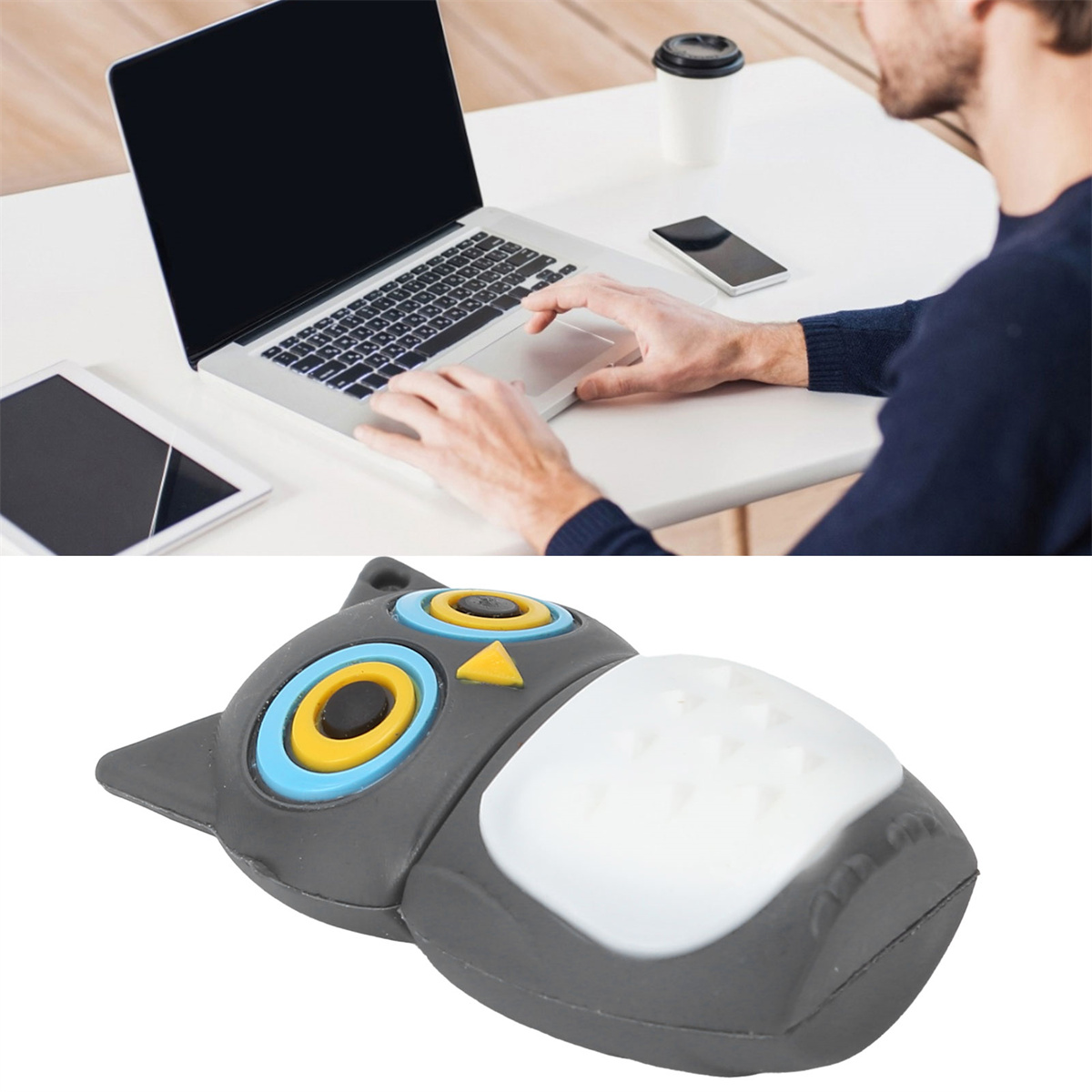 Mann arbeitet am Laptop, Telefon und Kaffeetasse auf dem Tisch. Eulen-Nachtlicht darunter.