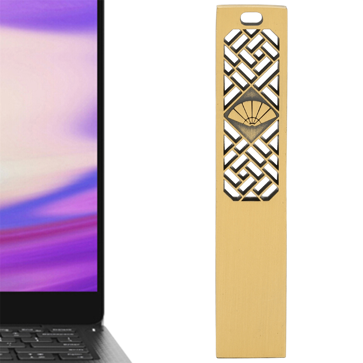 Goldener USB-Stick mit asiatischem Fächer-Design. Der Stick befindet sich neben einem Laptop.