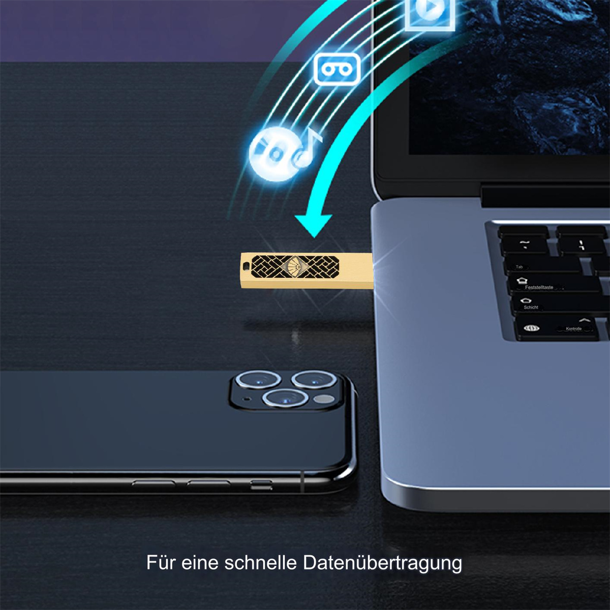 Ein goldener USB-Stick ist in einen Laptop gesteckt. Ein Telefon liegt neben dem Laptop. Symbole zeigen Datentransfer.
