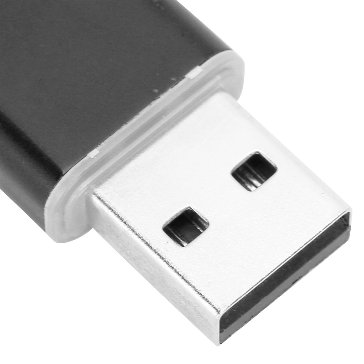Nahaufnahme eines USB-Anschlusses. Es ist schwarz mit einem silbernen Metallstecker.