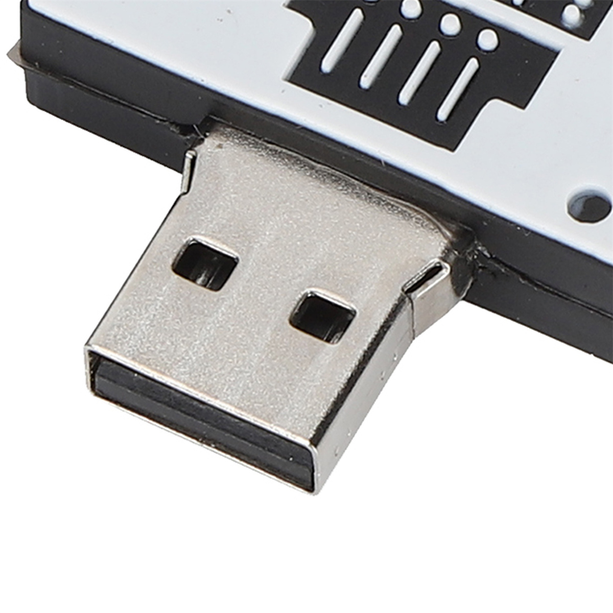Ein silberner USB-Anschluss mit einem schwarz-weißen Gerät. Der USB-Anschluss hat zwei Löcher.