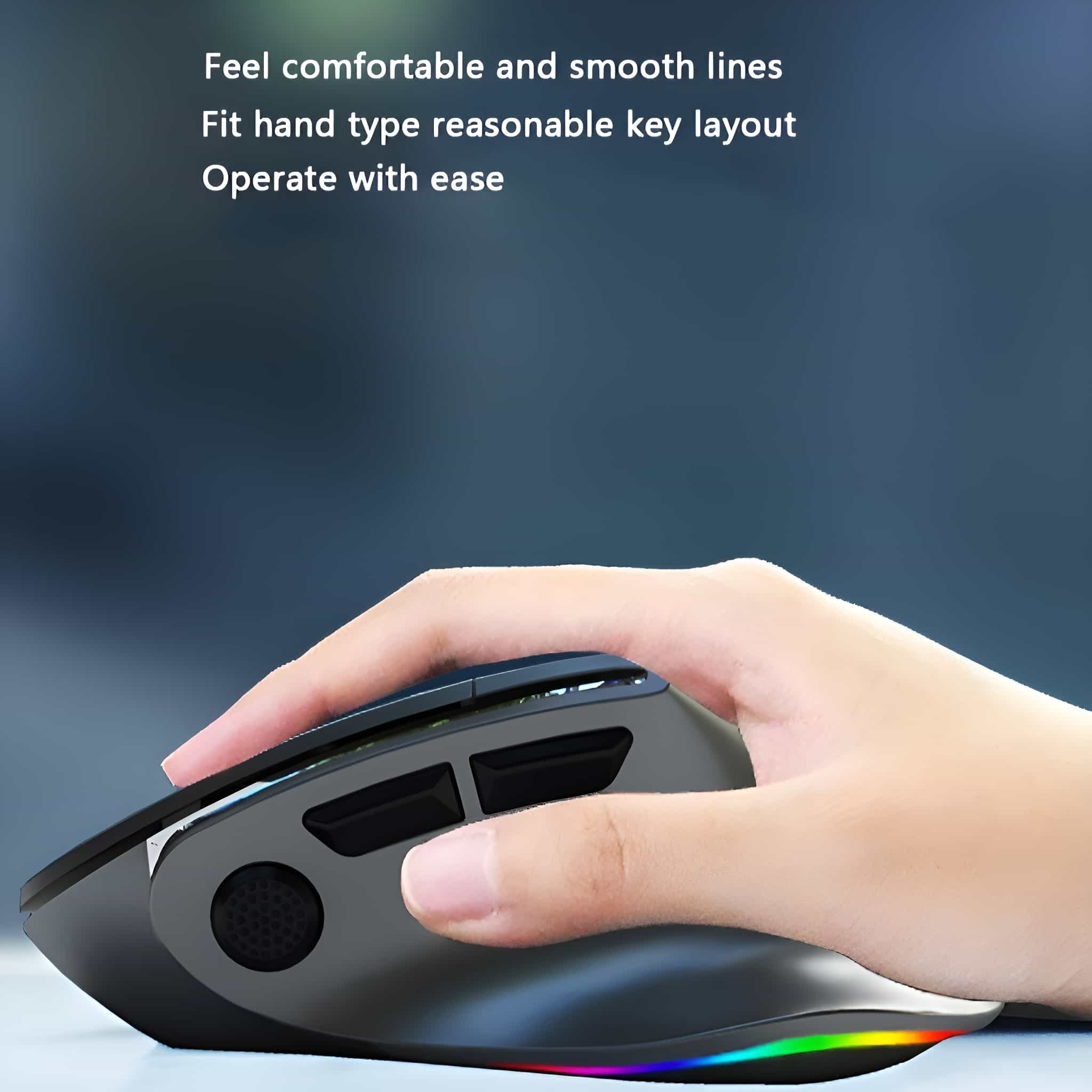 Eine Hand, die eine schwarz-graue Maus mit RGB-Beleuchtung benutzt. Die Maus hat ein Scrollrad und Seitentasten.