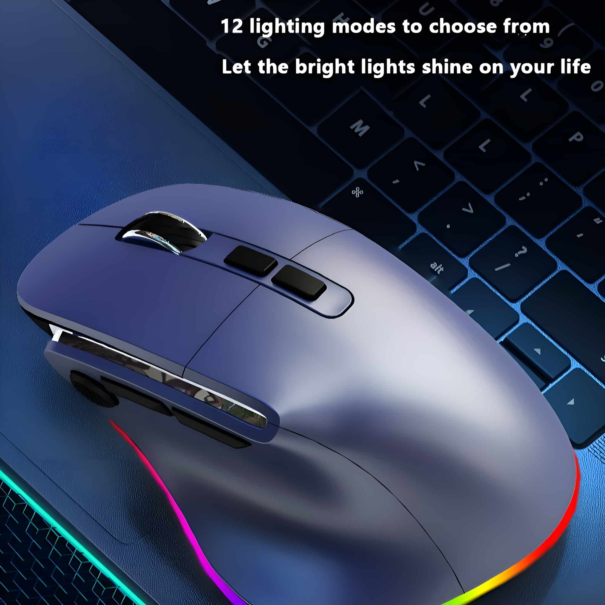 Eine blaue kabellose Maus auf dunkler Oberfläche, Tastatur im Hintergrund.
