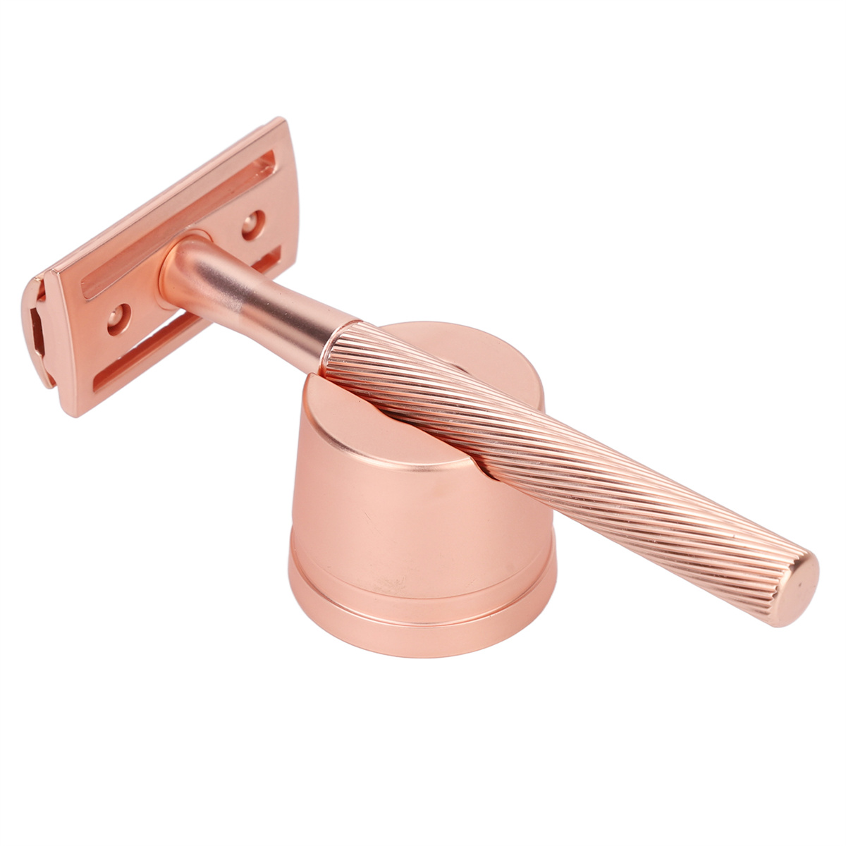 Ein roségoldfarbener Rasierer auf einem passenden Ständer, isoliert auf weißem Hintergrund.
