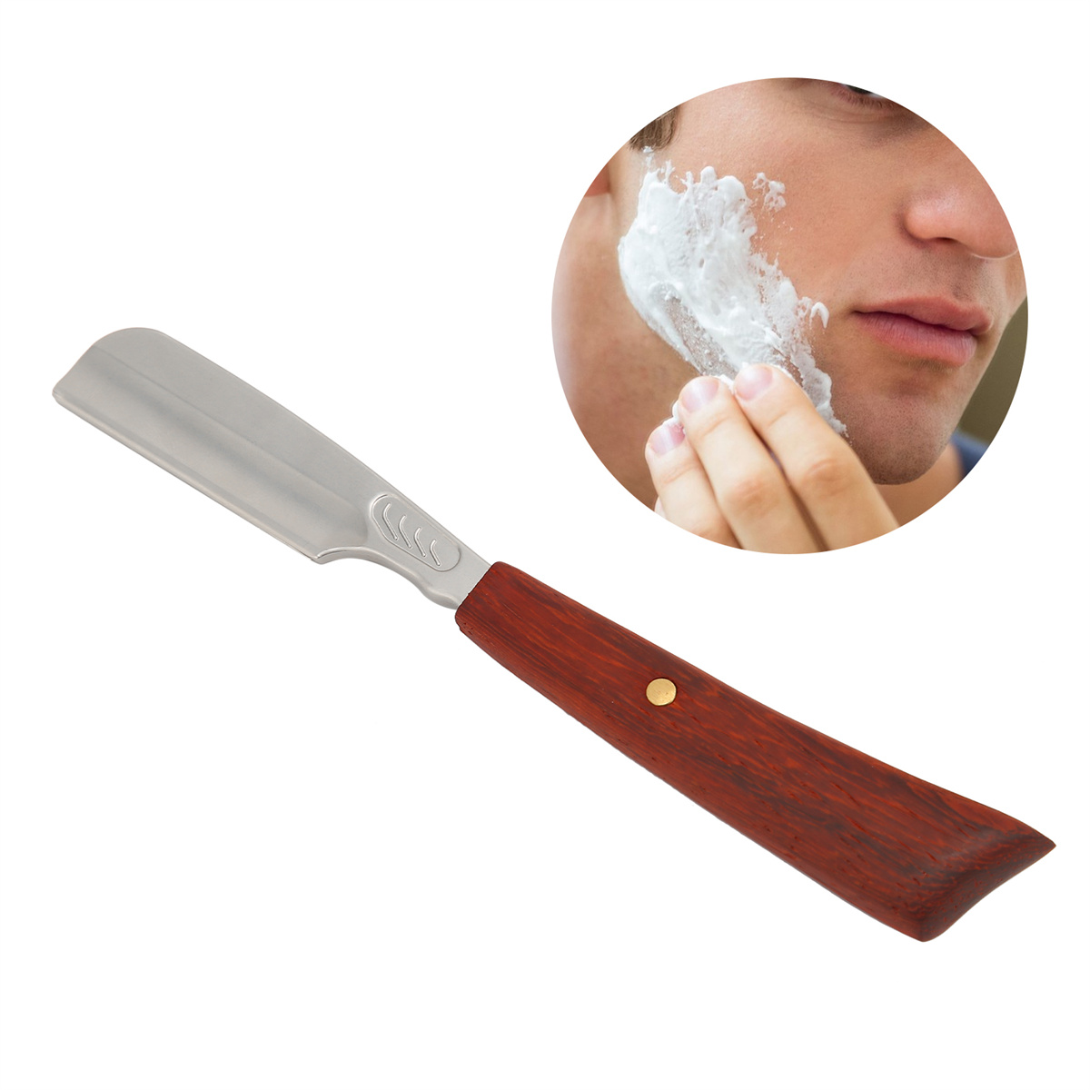 Ein Mann rasiert sich mit einem Rasiermesser und Schaum. Nahaufnahme seines Gesichts.