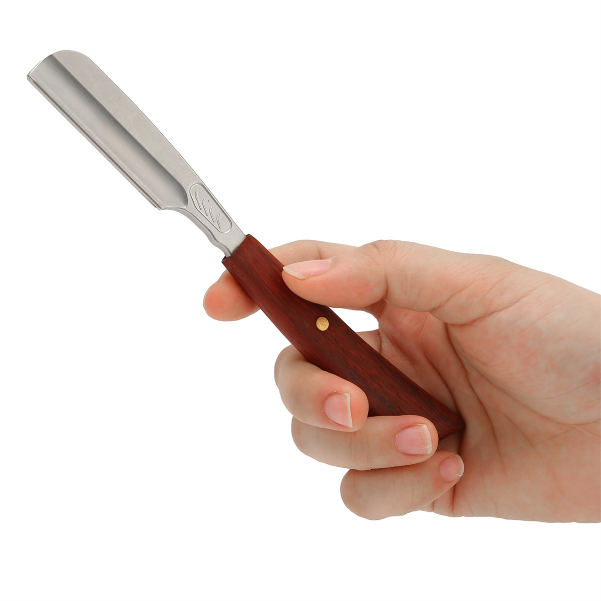 Eine Hand hält ein silbernes Rasiermesser mit Holzgriff vor weißem Hintergrund.