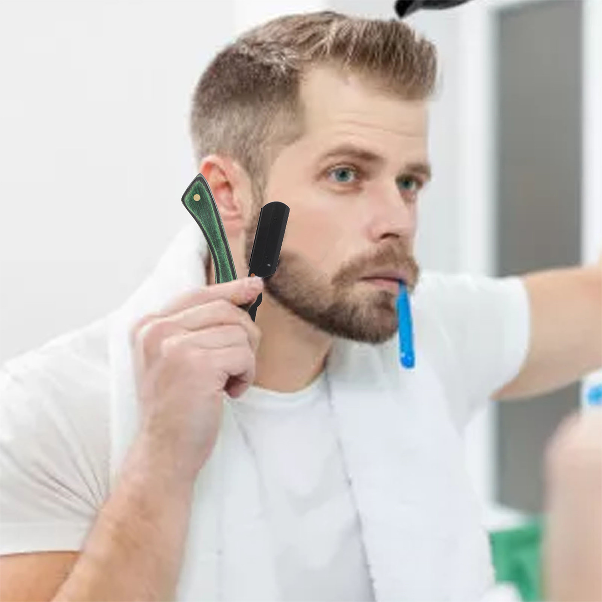 Mann im Spiegel rasiert sich mit einem Rasierer. Er hält den Rasierer in der Nähe seines Bartes.