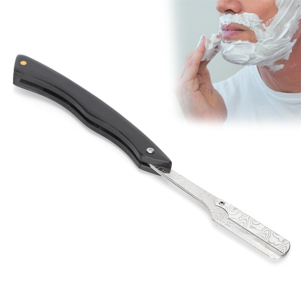 Ein schwarzes Rasiermesser mit Holzgriff. Ein Mann rasiert sich im Hintergrund mit dem Rasierer.