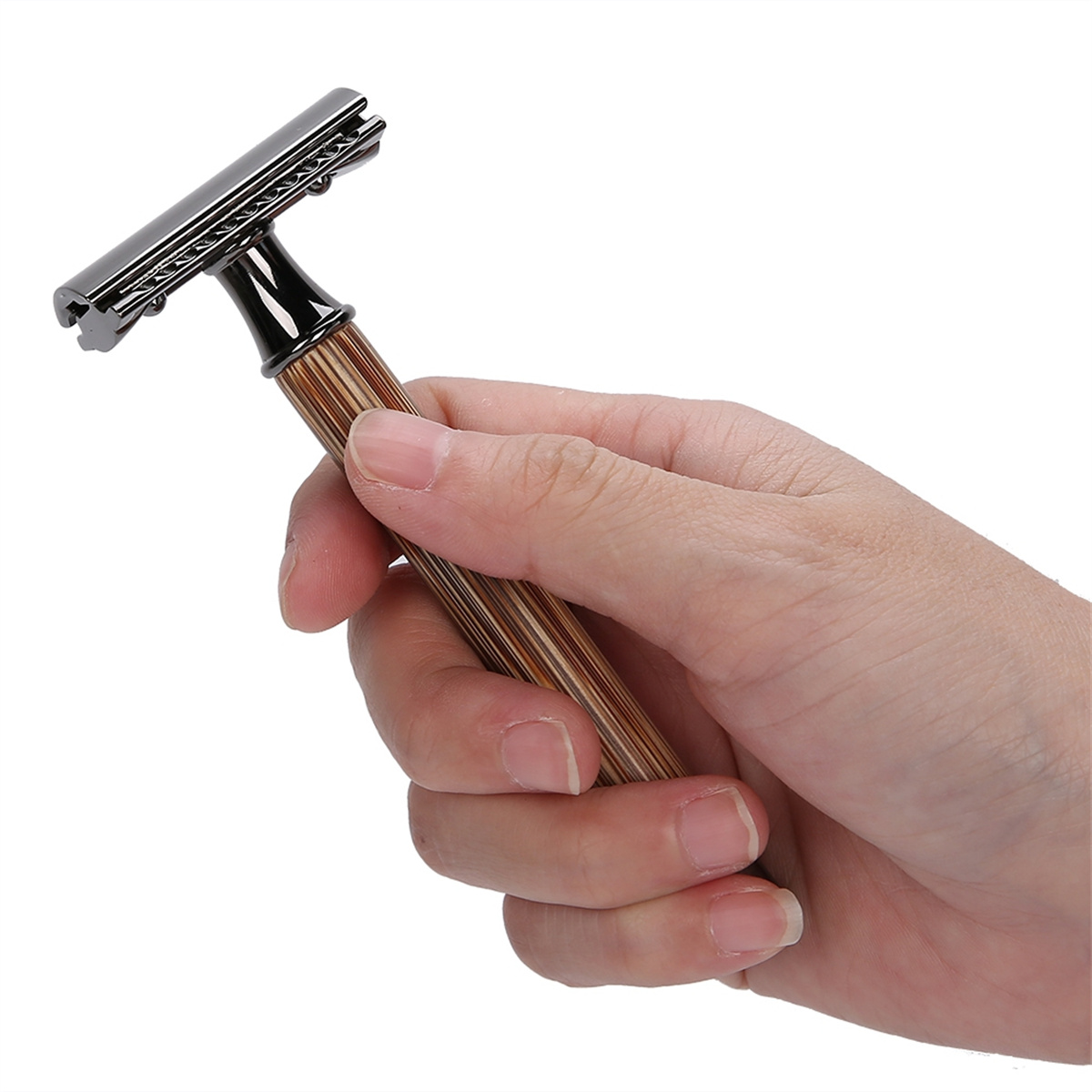 Eine Hand hält einen Rasierer mit braunem Griff. Der Rasierer ist schwarz und silber, mit einer geraden, abgewinkelten Klinge.