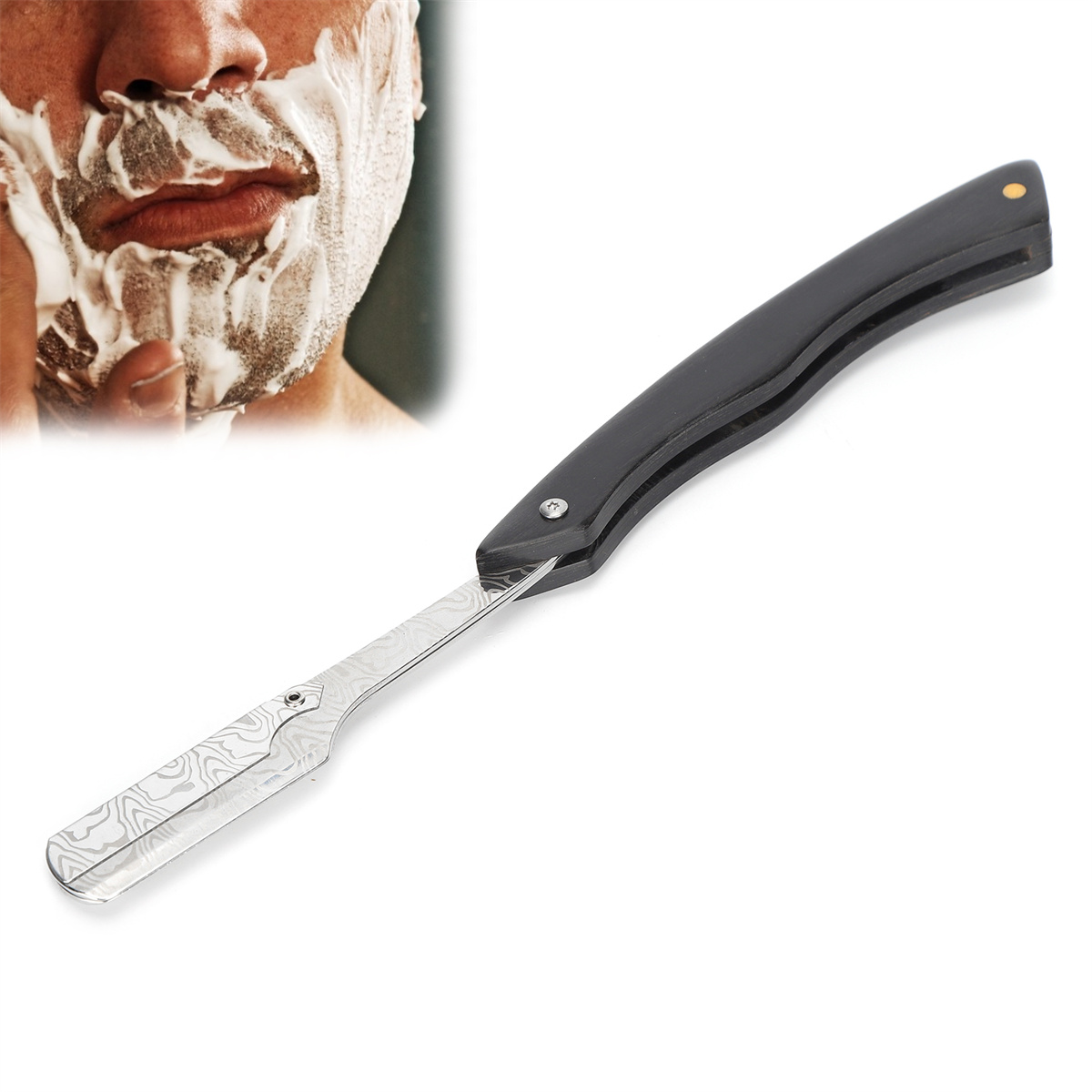 Nahaufnahme eines Mannes beim Rasieren. Ein Rasiermesser ist im Vordergrund, Rasiercreme bedeckt das Gesicht des Mannes.