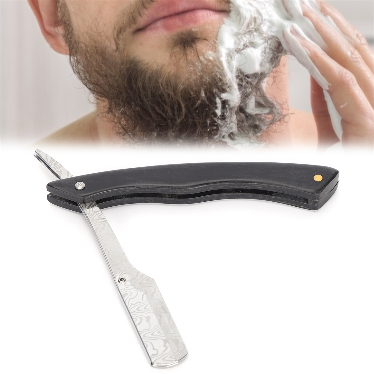 Ein Mann rasiert sich mit einem Rasiermesser. Schaum auf seinem Gesicht.